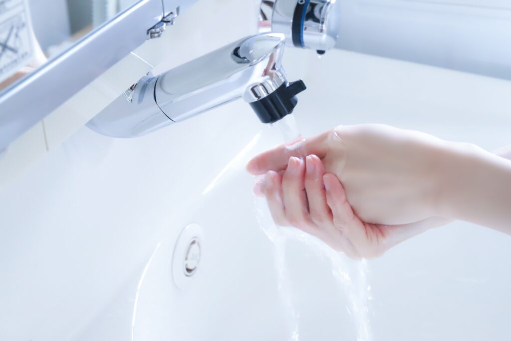 洗面台で手を洗っている